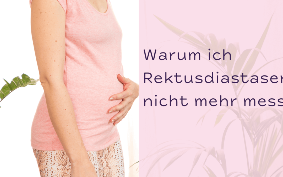 Frau mit Rektusdiastase am Bauch sieht aus wie schwanger.