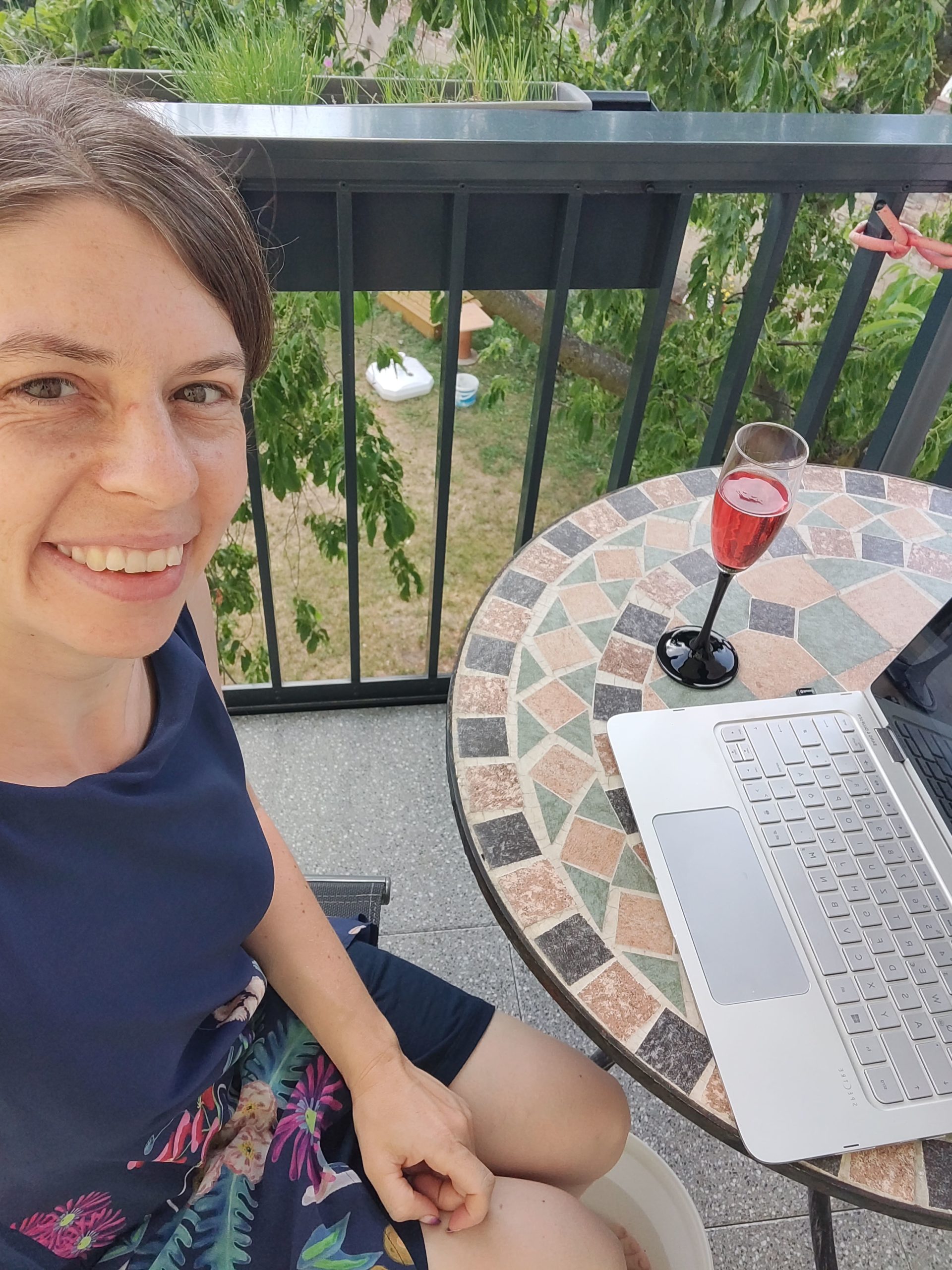 Regina Schmitt schreibt im Sommer ihre Blog-Artikel auf dem Balkon