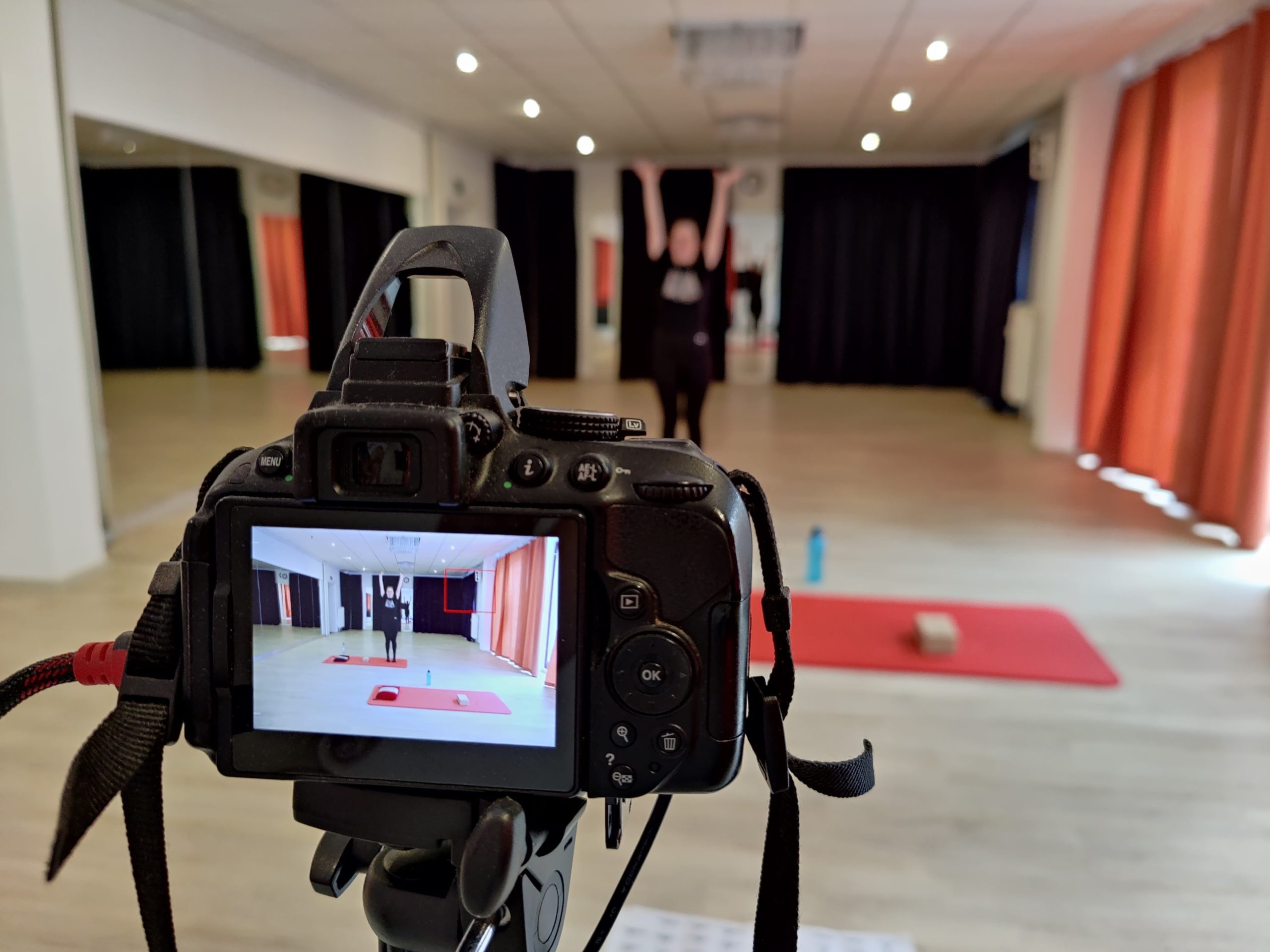 Regina Schmitt macht Online-Training für die Starke Mitte im Tanzstudio Miral Fürstenwalde
