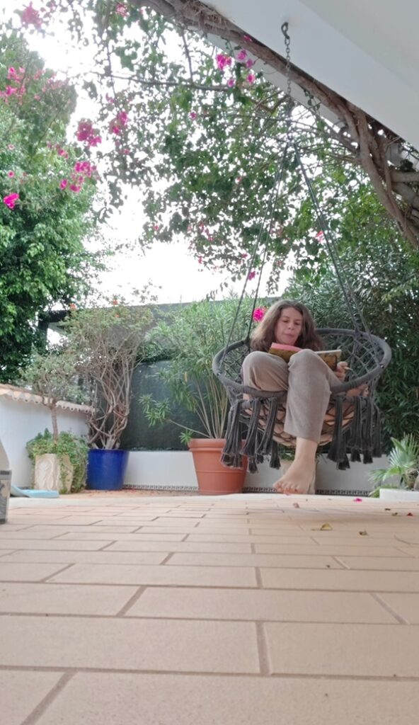 Regina Schmitt bei der Workation in Portugal in der Nähe von Faro bei Fotografin Michaela Grönnebaum.
