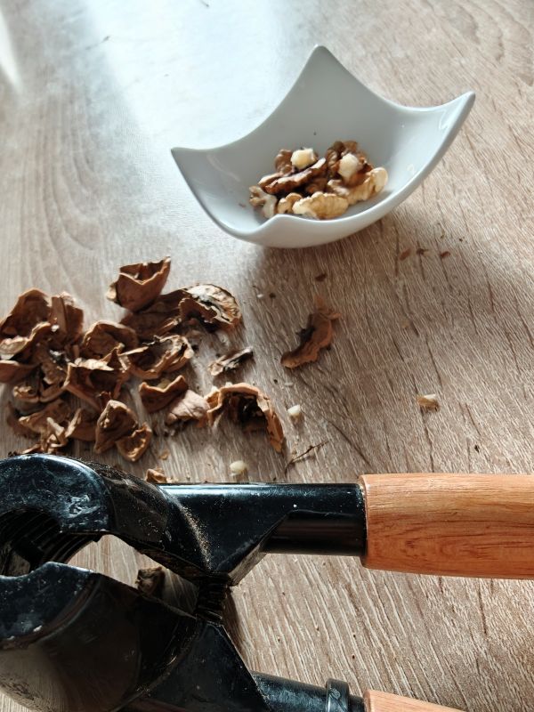 Slow Food im Oktober: Walnüsse selbst knacken und Quittenkompott kochen.
