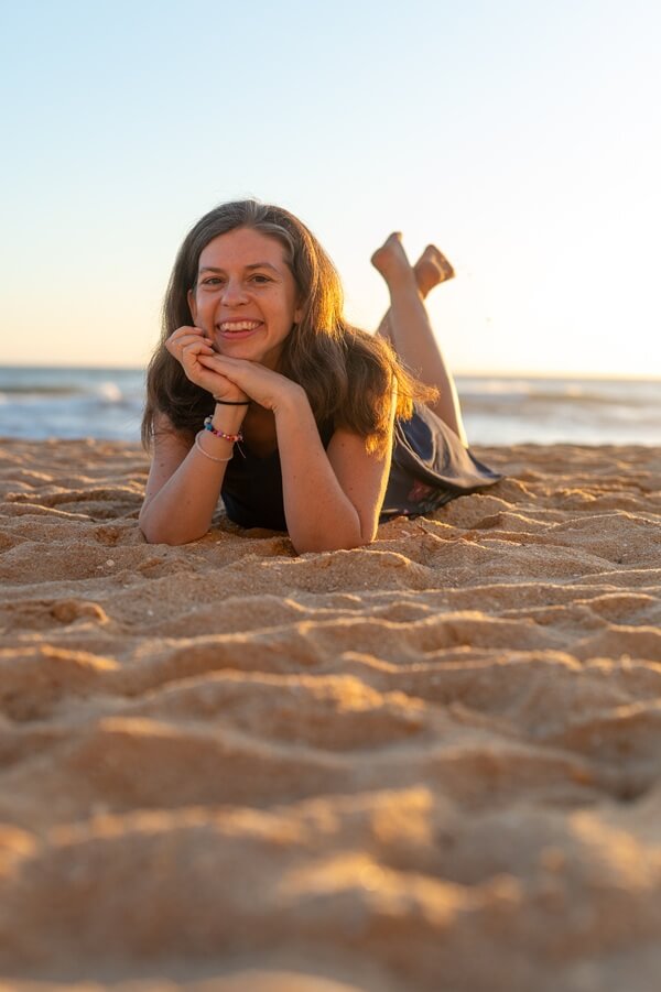 Regina Schmitt entspannt am Strand